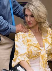 Развратный директор со своим стояком домогается до замужней женщины