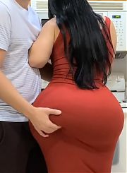 Красивая мачеха с большой жопой трахается на кухне