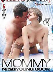 Мамочка страстно желает молодой член!