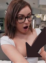 Милашка первый раз увидела вживую большой член и захотела его