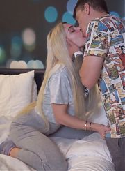 Подцепил девушек на улице и трахнул одну из них в анал