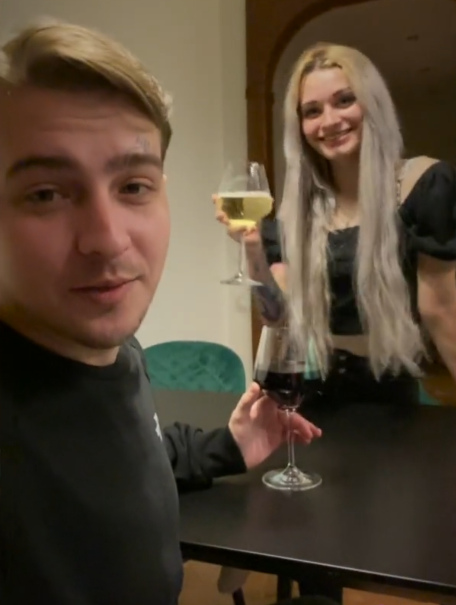 Блогер трахнул в анал длинноволосую блондинку Блогер трахнул в анал длинноволосую блондинку