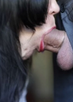 Девушка делает минет большому члену Девушка делает минет большому члену