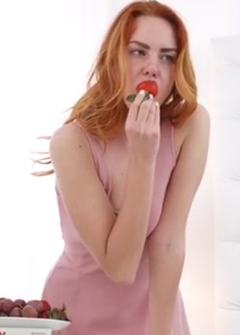 Горячая и рыжая девушка трахнулась с другом Горячая и рыжая девушка трахнулась с другом