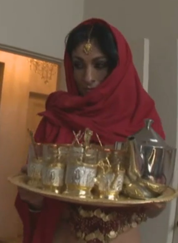 Сисястая иранка обслуживает гостя Сисястая иранка обслуживает гостя