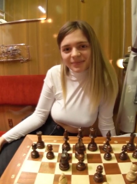 Трахнул грудастую девушку в поезде