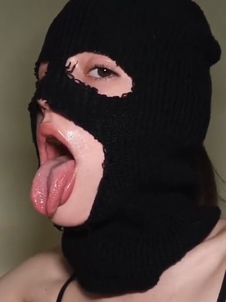 Трахнул в глотку - интенсивный минет в маске Трахнул в глотку - интенсивный минет в маске