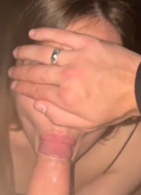 Трахнул замужнюю мамку в подъезде и кончил ей в рот Трахнул замужнюю мамку в подъезде и кончил ей в рот